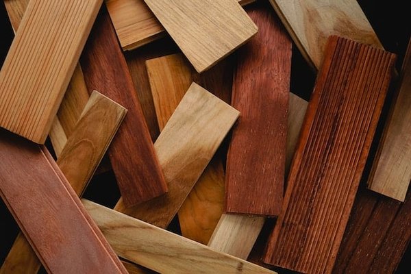 Comment poser du parquet massif collé ?