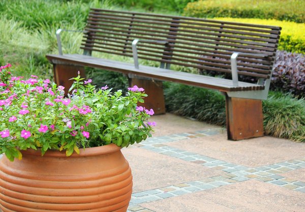 Achat d'un banc de jardin : optez pour un modèle en bois